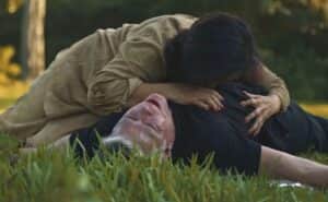 Zoé (Regina Casé) chora após atirar em Humberto (Fabio Assunção) em cena de Todas as Flores (Foto: Reprodução / Globo) Zoé (Regina Casé) chora após atirar em Humberto (Fabio Assunção) em cena de Todas as Flores (Foto: Reprodução / Globo)