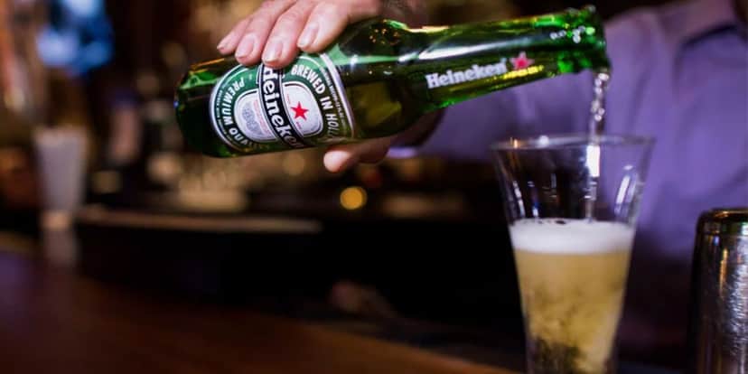 A cerveja Heineken sendo servida em copo - Foto Reprodução Internet A cerveja Heineken sendo servida em copo - Foto Reprodução Internet