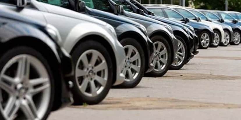 Carros estacionados (Foto: Reprodução / Internet) Carros estacionados (Foto: Reprodução / Internet)