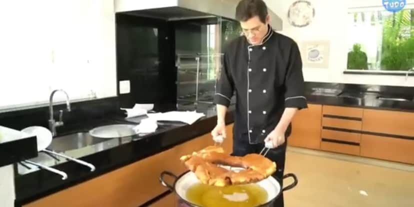 Cozinha moderna e luxuosa da mansão milionária do contratado do SBT - Foto Youtube Cozinha moderna e luxuosa da mansão milionária do contratado do SBT - Foto Youtube