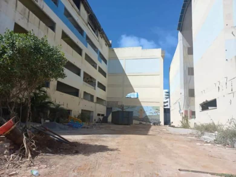Famosa rede de ensino está em processo de demolição após falência - Foto - Iamany Santos - iBahia2 Famosa rede de ensino está em processo de demolição após falência - Foto - Iamany Santos - iBahia2