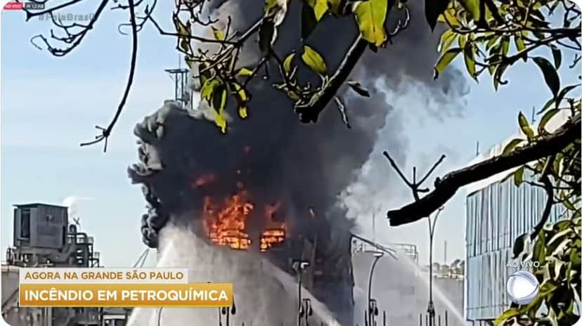 Imagens de incêndio em petroquímica no Fala Brasil, da Record - Foto Reprodução Record Imagens de incêndio em petroquímica no Fala Brasil, da Record - Foto Reprodução Record