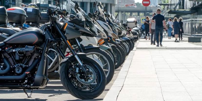 Motos estacionada a céu aberto em rua - Foto Reprodução Internet Motos estacionada a céu aberto em rua - Foto Reprodução Internet