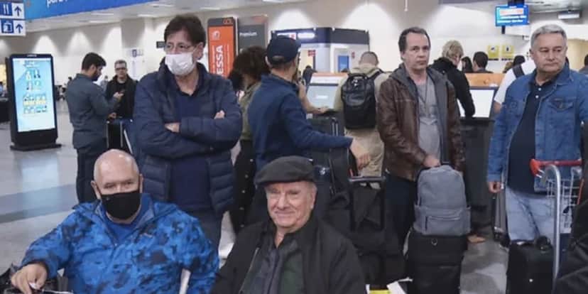 Músicos de Roberto Carlos em aeroporto de Goiânia (Foto: Reprodução/TV Anhanguera) Músicos de Roberto Carlos em aeroporto de Goiânia (Foto: Reprodução/TV Anhanguera)