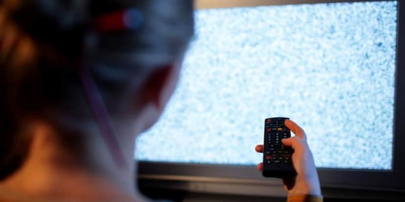 Pessoa em frente a televisão com sinal fora do ar - Foto Reprodução Internet Pessoa em frente a televisão com sinal fora do ar - Foto Reprodução Internet