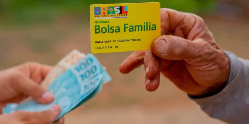 Pessoa recebendo o dinheiro do Bolsa Familia - Foto Reprodução Internet Pessoa recebendo o dinheiro do Bolsa Familia - Foto Reprodução Internet