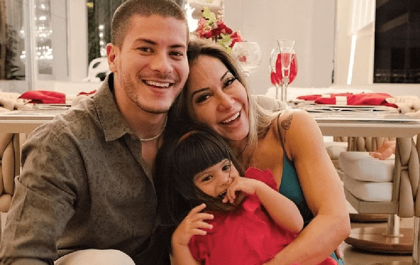 Ex-bbb ao lado de Maíra Cardi e da filha, Sophia (Foto: Reprodução/ Internet) Ex-bbb ao lado de Maíra Cardi e da filha, Sophia (Foto: Reprodução/ Internet)