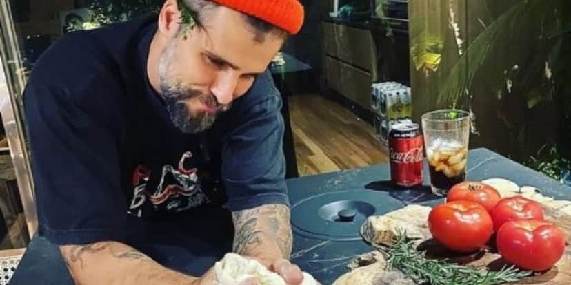O ator com a mão na massa produzindo suas deliciosas pizzas (Reprodução: Instagram) O ator com a mão na massa produzindo suas deliciosas pizzas (Reprodução: Instagram)