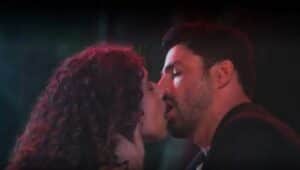 Flor beija Caio como consolo em Terra e Paixão (Foto: Reprodução / Globo) Flor beija Caio como consolo em Terra e Paixão (Foto: Reprodução / Globo)
