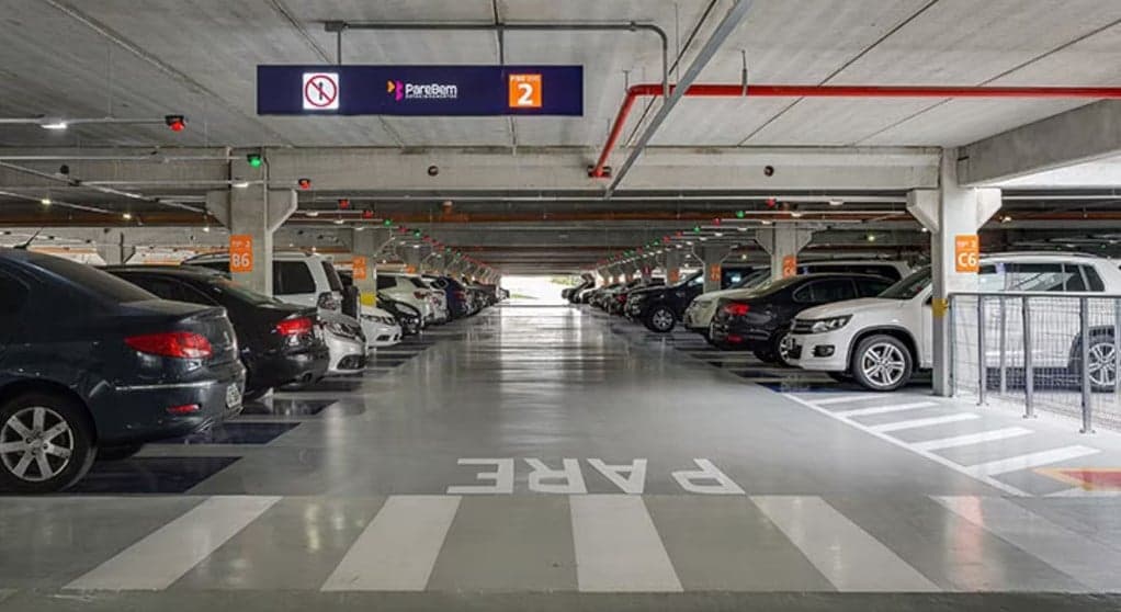Carros em estacionamentos (Foto: Reprodução / Internet) Carros em estacionamentos (Foto: Reprodução / Internet)