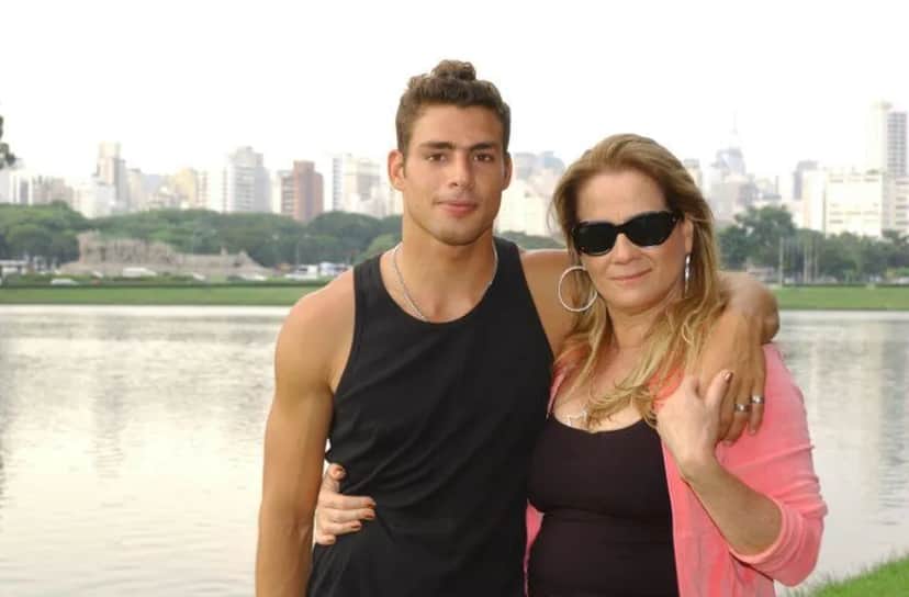 Cauã Reymond e Vera Holtz em Belíssima, 2005 (Foto: Zé Paulo Cardeal/Globo) Cauã Reymond e Vera Holtz em Belíssima, 2005 (Foto: Zé Paulo Cardeal/Globo)