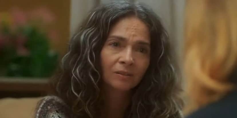Dora (Claudia Ohana) terá discussões com Theo em "Vai na Fé" (Foto: Reprodução/TV Globo) Dora (Claudia Ohana) terá discussões com Theo em "Vai na Fé" (Foto: Reprodução/TV Globo)