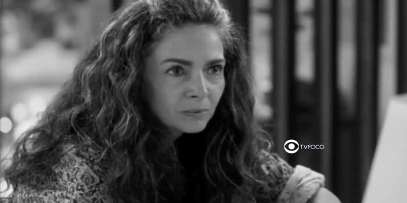 Dora (Claudia Ohana) em Vai na Fé (Foto: Reprodução / Globo / Montagem TV Foco) Dora (Claudia Ohana) em Vai na Fé (Foto: Reprodução / Globo / Montagem TV Foco)
