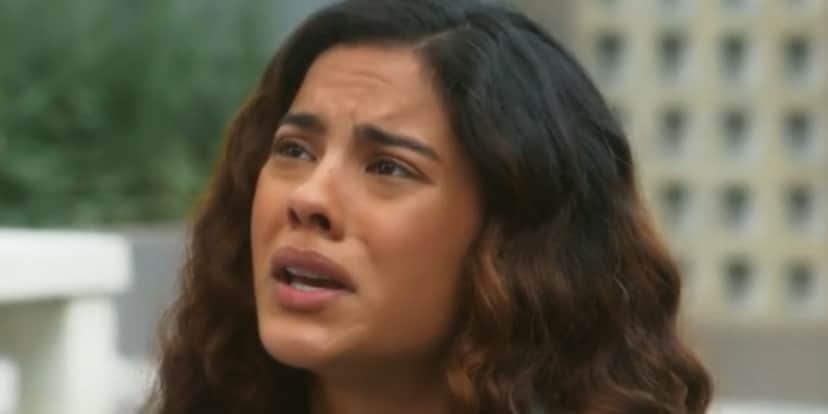 Jenifer fica abalada com descoberta em "Vai na Fé" (Foto: Reprodução/TV Globo) Jenifer fica abalada com descoberta em "Vai na Fé" (Foto: Reprodução/TV Globo)