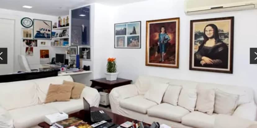 A sala de estar recheada de quadros de artes e sofás confortáveis (Reprodução: Youtube) A sala de estar recheada de quadros de artes e sofás confortáveis (Reprodução: Youtube)