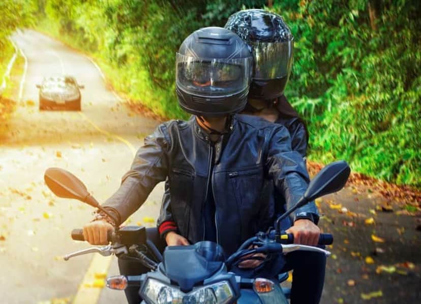 Motociclista com capacete (Foto: Reprodução / Internet) Motociclista com capacete (Foto: Reprodução / Internet)