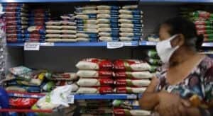 Somente no ano passado, o número de lojas de atacarejo no país deu um salto de 26% (Foto: REUTERS / Pilar Olivares) Somente no ano passado, o número de lojas de atacarejo no país deu um salto de 26% (Foto: REUTERS / Pilar Olivares)