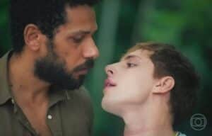 Ramiro (Amaury Lorenzo) a Kelvin (Diego Martins) em cena de Terra e Paixão (Foto: Reprodução / Globo) Ramiro (Amaury Lorenzo) a Kelvin (Diego Martins) em cena de Terra e Paixão (Foto: Reprodução / Globo)