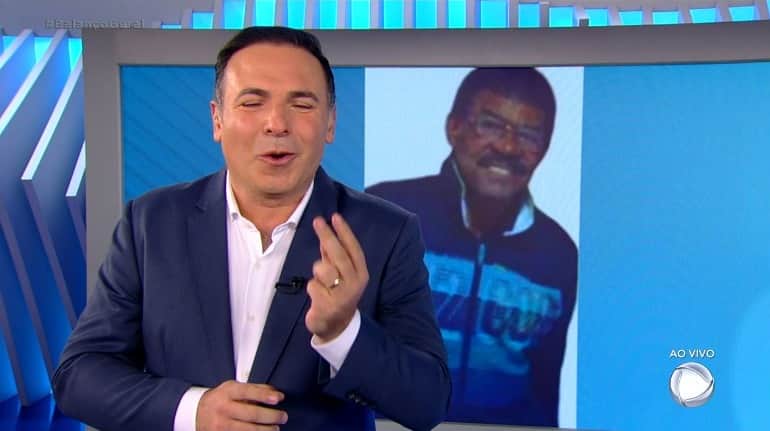 Ao vivo no Balanço Geral, da Record, Reinaldo Gottino luta contra as lágrimas ao anunciar morte de querido colega - Foto Record Ao vivo no Balanço Geral, da Record, Reinaldo Gottino luta contra as lágrimas ao anunciar morte de querido colega - Foto Record