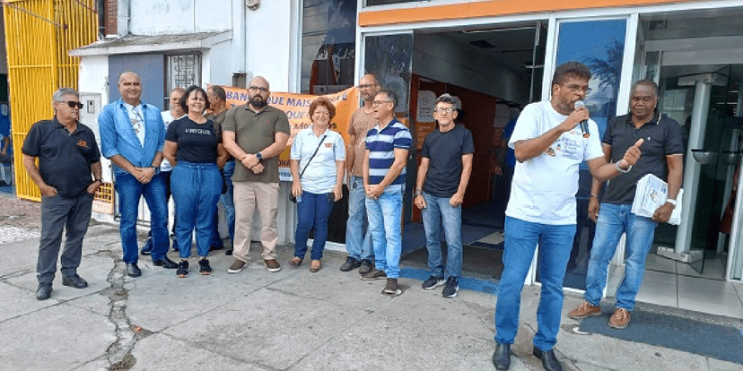 Funcionários e clientes na agência do Banco Itaú (Foto: Reprodução/ Paulo José/Acorda Cidade) Funcionários e clientes na agência do Banco Itaú (Foto: Reprodução/ Paulo José/Acorda Cidade)