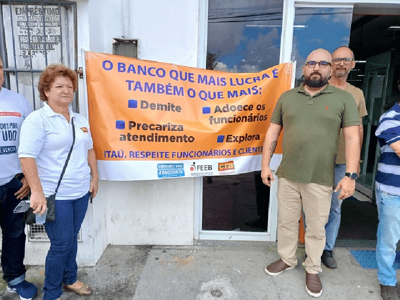 Protesto em frente a agência do Banco Itaú (Foto: Reprodução/ Paulo José/Acorda Cidade) Protesto em frente a agência do Banco Itaú (Foto: Reprodução/ Paulo José/Acorda Cidade)