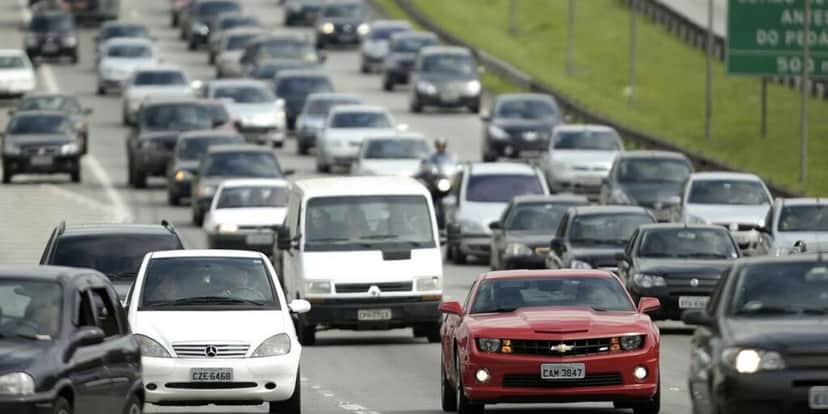 Carros em estrada (Foto: Reprodução / Internet) Carros em estrada (Foto: Reprodução / Internet)