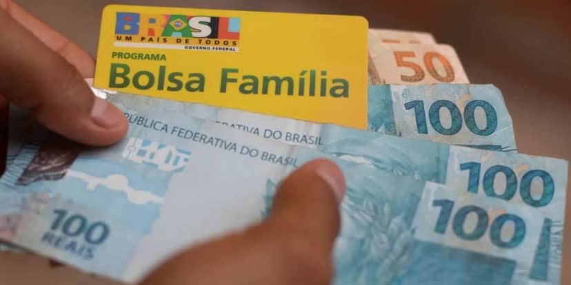 Cartão do Bolsa Família e notas de dinheiro (Foto: Reprodução / Internet) Cartão do Bolsa Família e notas de dinheiro (Foto: Reprodução / Internet)