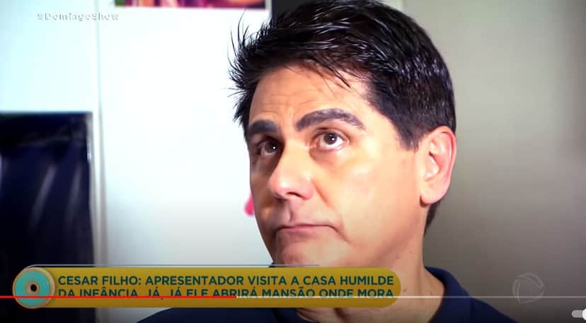 César Filho visitando a casa que morou na infância - Foto Reprodução YouTube César Filho visitando a casa que morou na infância - Foto Reprodução YouTube