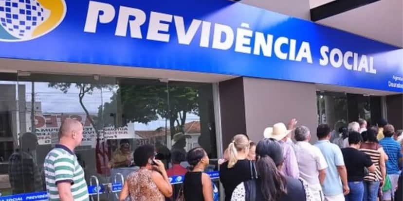 Pessoas em fila no INSS (Imagem Reprodução Internet) Pessoas em fila no INSS (Imagem Reprodução Internet)