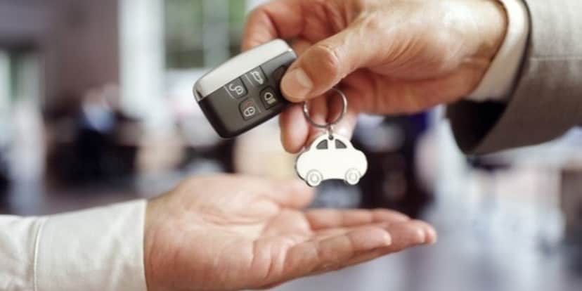 Pessoa realizando o sonho de comprar um carro (Imagem Reprodução Internet) Pessoa realizando o sonho de comprar um carro (Imagem Reprodução Internet)