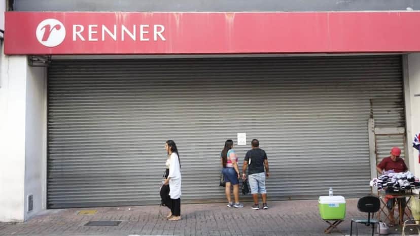 Comunicado de fechado de unidade da Renner - Foto Reprodução Internet Comunicado de fechado de unidade da Renner - Foto Reprodução Internet