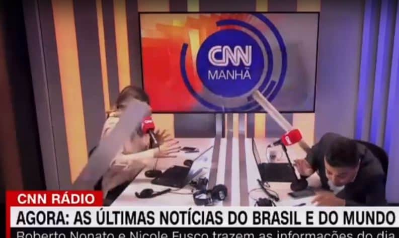 Estúdio da CNN passa por desabamento e cai na cabeça dos âncoras que estavam ao vivo - Foto CNN Estúdio da CNN passa por desabamento e cai na cabeça dos âncoras que estavam ao vivo - Foto CNN