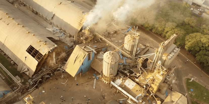 Imagens da fumaça no local da explosão (Foto: Reprodução/ Internet) Imagens da fumaça no local da explosão (Foto: Reprodução/ Internet)