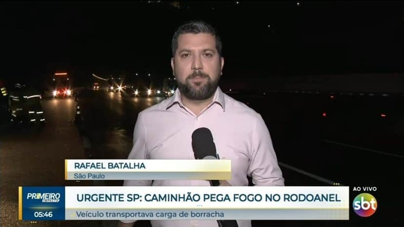 Mudanças no programa de notícias do SBT, o Primeiro Impacto, com novo pacote gráfico e cenário e Rafael Batalha - Foto Reprodução SBT Mudanças no programa de notícias do SBT, o Primeiro Impacto, com novo pacote gráfico e cenário e Rafael Batalha - Foto Reprodução SBT