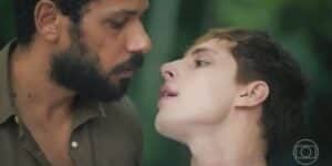 Ramiro "terminará" lance com Kelvin, em Terra e Paixão (Foto: Reprodução / Globo) Ramiro "terminará" lance com Kelvin, em Terra e Paixão (Foto: Reprodução / Globo)