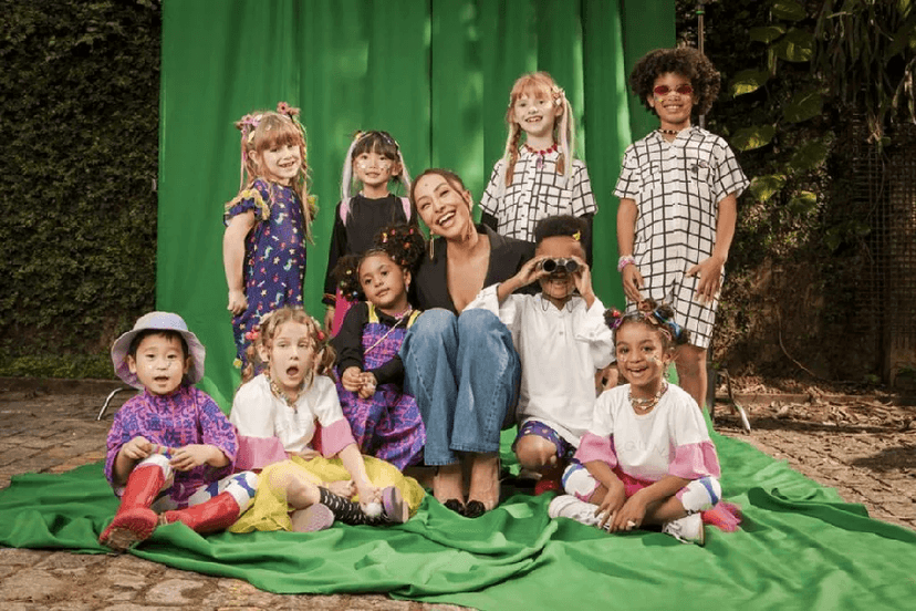 Apresentadora com crianças que vestiam Sato Kids em um ensaio da marca (Foto: Reprodução/ Internet) Apresentadora com crianças que vestiam Sato Kids em um ensaio da marca (Foto: Reprodução/ Internet)