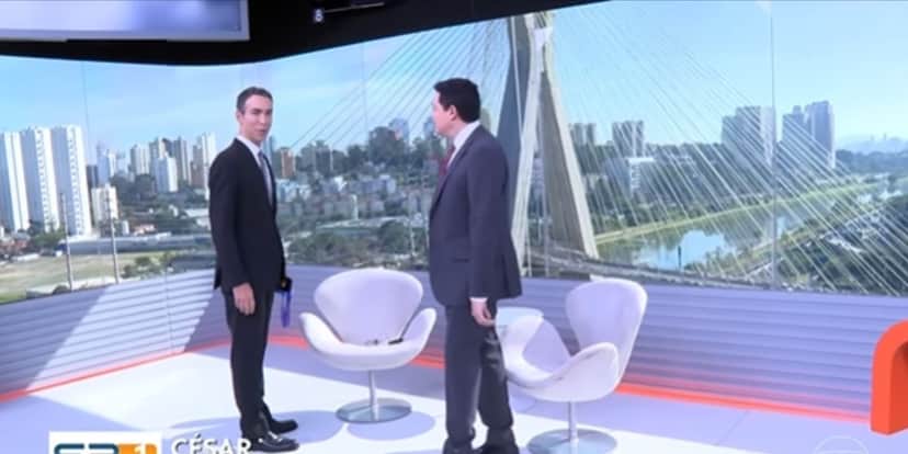 Os jornalistas entraram juntos novamente no estúdio e Tralli falou da importância do jornal para a cidade (Reprodução: Instagram) Os jornalistas entraram juntos novamente no estúdio e Tralli falou da importância do jornal para a cidade (Reprodução: Instagram)