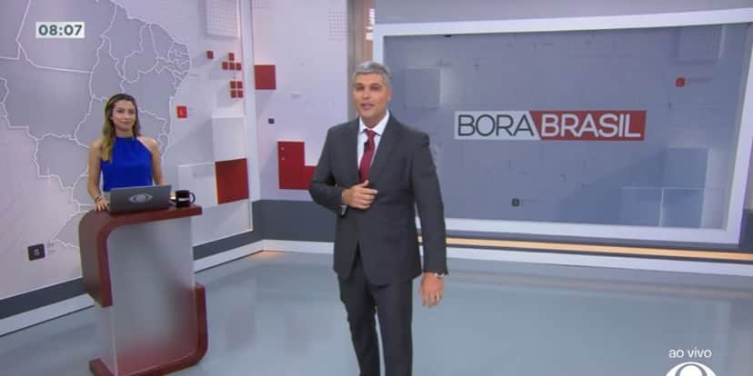 Joel Datena no comando do Bora Brasil, anunciando que não estaria presente na sexta-feira (Reprodução: Band) Joel Datena no comando do Bora Brasil, anunciando que não estaria presente na sexta-feira (Reprodução: Band)