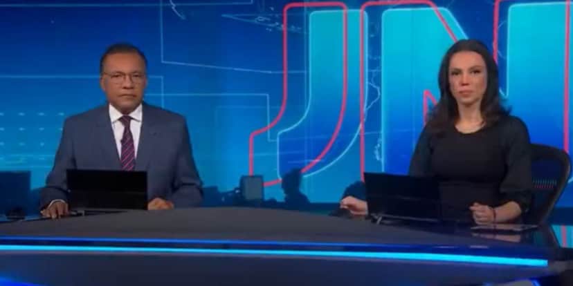 Heraldo Pereira e Ana Paula Araújo estão no comando do JN enquanto Bonner e Renata estão de férias (Reprodução: Globo) Heraldo Pereira e Ana Paula Araújo estão no comando do JN enquanto Bonner e Renata estão de férias (Reprodução: Globo)