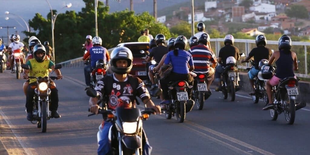 Motoboys ainda precisam de habilitação (Foto: Agência Infomotos) Motoboys ainda precisam de habilitação (Foto: Agência Infomotos)
