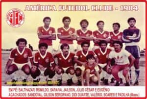 Soares, último jogador agachado, no América em 1984 - Foto Internet Soares, último jogador agachado, no América em 1984 - Foto Internet