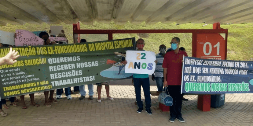Ex-funcionários protestaram em prol de dívidas trabalhistas após fechamento do Hospital (Foto: Internet) Ex-funcionários protestaram em prol de dívidas trabalhistas após fechamento do Hospital (Foto: Internet)