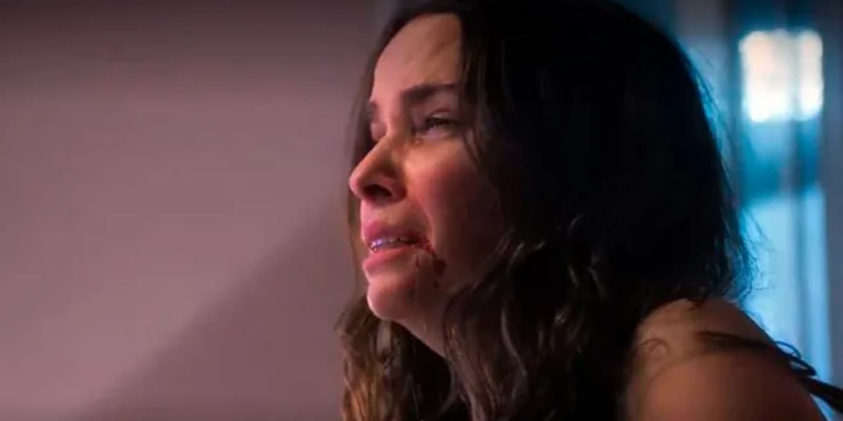 Lucinda (Débora Falabella) sofrerá agressão após pedir divórcio em "Terra e Paixão" (Foto: Reprodução/TV Globo) Lucinda (Débora Falabella) sofrerá agressão após pedir divórcio em "Terra e Paixão" (Foto: Reprodução/TV Globo)