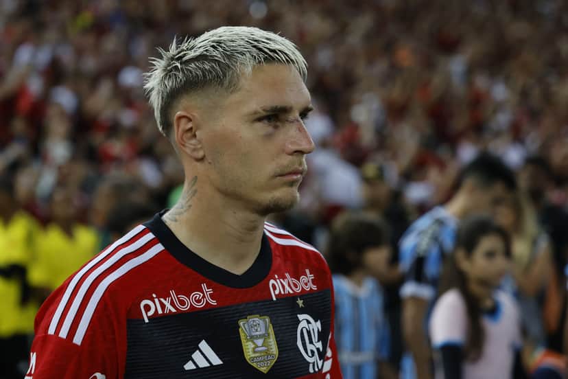 Varela se lesiona e deve deixar o Flamengo por enquanto (Foto: Divulgação) Varela se lesiona e deve deixar o Flamengo por enquanto (Foto: Divulgação)