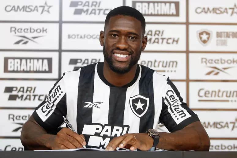 Botafogo anuncia a contratação do zagueiro angolano Bastos - Reprodução Internet Botafogo anuncia a contratação do zagueiro angolano Bastos - Reprodução Internet