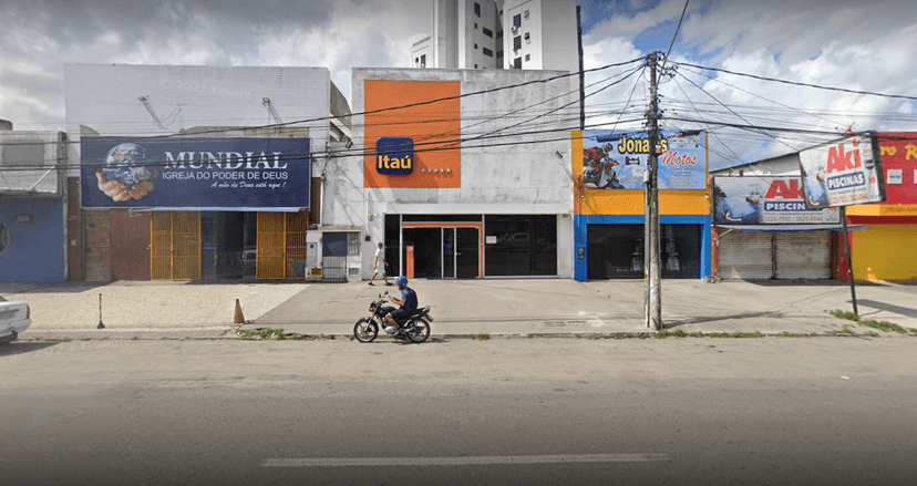 Agência do Itaú, localizada na Avenida Presidente Dutra, Feira de Santana, na Bahia (Foto Reprodução/GoogleMaps) Agência do Itaú, localizada na Avenida Presidente Dutra, Feira de Santana, na Bahia (Foto Reprodução/GoogleMaps)