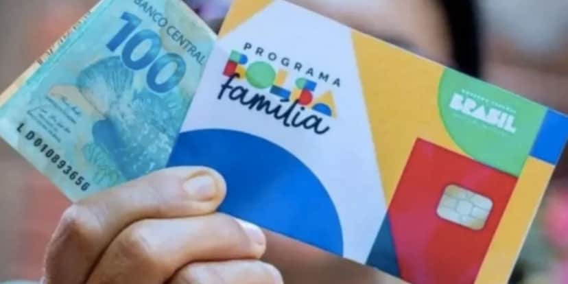 Notas de dinheiro e cartão do Bolsa Família (Foto: Reprodução / Internet) Notas de dinheiro e cartão do Bolsa Família (Foto: Reprodução / Internet)