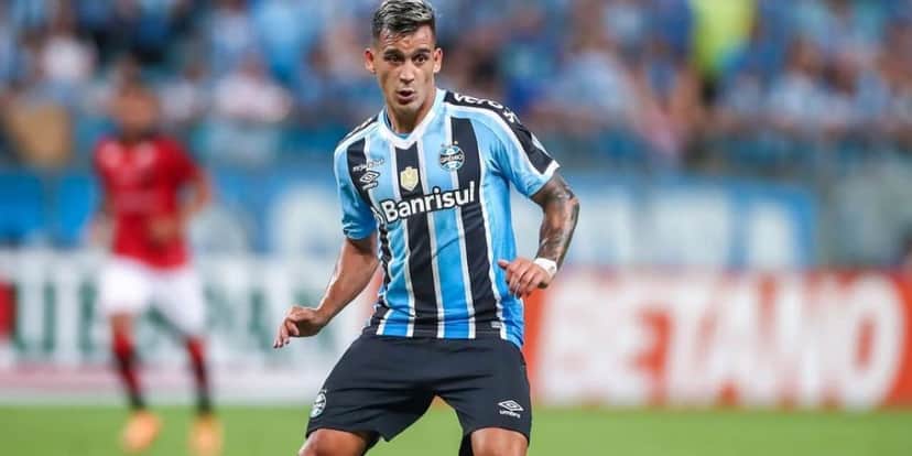 O jogador chegou ao Grêmio em 2022 e despertou o interesse do Fluminense (Reprodução: Internet) O jogador chegou ao Grêmio em 2022 e despertou o interesse do Fluminense (Reprodução: Internet)