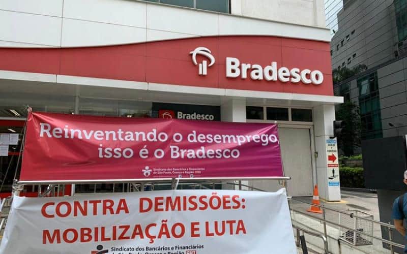 Protesto na Bradesco (Reprodução/Internet) Protesto na Bradesco (Reprodução/Internet)