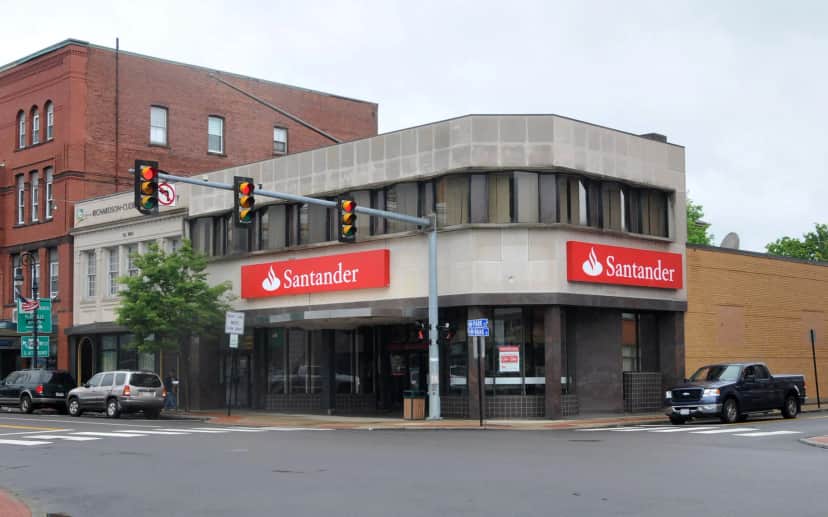 Agência do Santander que ficava no centro da cidade de Attleboro, nos Estados Unidos (Foto Reprodução/Internet) Agência do Santander que ficava no centro da cidade de Attleboro, nos Estados Unidos (Foto Reprodução/Internet)